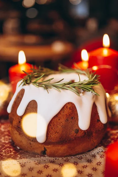 Christstollen Weihnachtskuchen Mit Rosmarin Und Weihnachtsdekor Auf Dem Tisch Konzept — Stockfoto