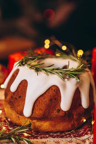 Christstollen Weihnachtskuchen Mit Rosmarin Und Weihnachtsdekor Auf Dem Tisch Konzept — Stockfoto