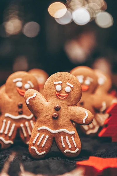 Många Julkakor Form Pepparkakor Som Föreställer Människor Som Firar Nyår — Stockfoto