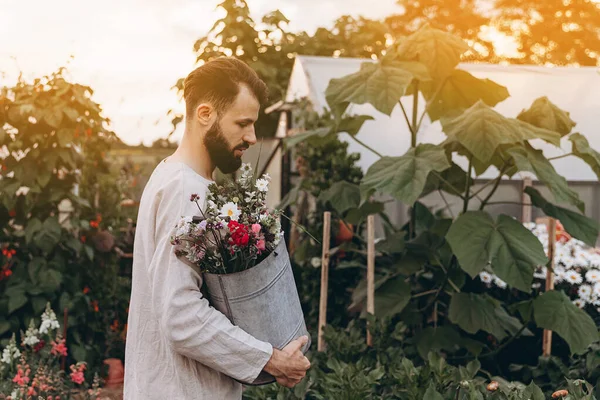 Fiatal Szakállas Férfi Aki Szeret Virágokat Termeszteni Hobbija Vadvirágok Különböző — Stock Fotó