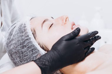 Spa 'daki müşterinin portresi. Gerçek doğal güzelliğe sahip bir kadın, doktoruyla düzenli estetik ameliyatta olan genç bir esmer.