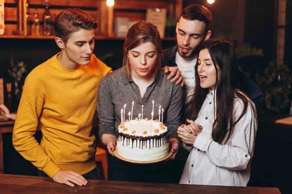 Alegre Compañía Joven Celebra Cumpleaños Tienen Pastel Con Velas —  Fotos de Stock