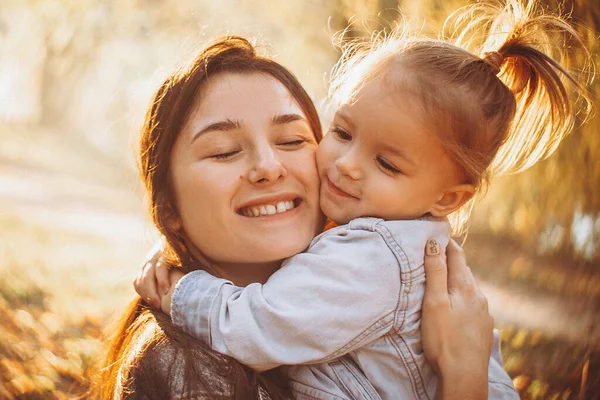 Giovane Mamma Felice Sorridente Con Sua Figlioletta Braccio Che Abbraccia — Foto Stock