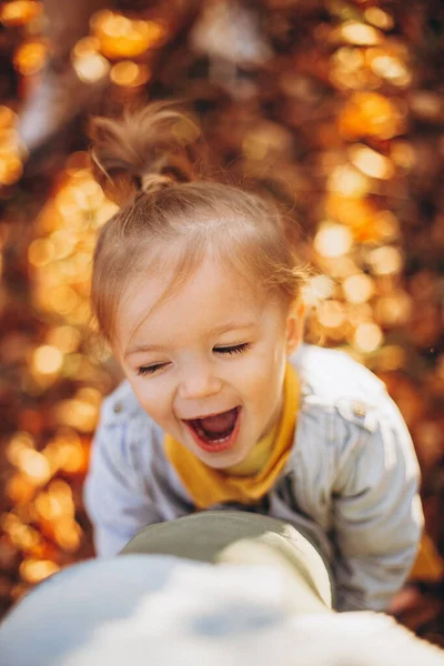 Little Pretty Girl Posing Photo While Walking Her Parents Autumn — Stock Photo, Image