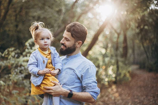 Ung Stilren Skäggig Far Går Med Sin Lilla Dotter Naturen — Stockfoto