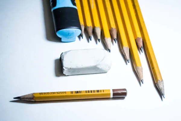 Masadaki kalem ve silgi.