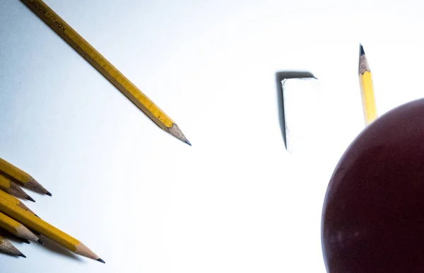 Masadaki kalem ve silgi.