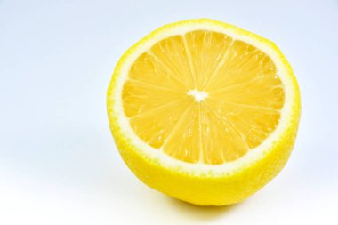 limon dilimi kırpma yolu olan beyaz bir arkaplanda izole edilmiş.
