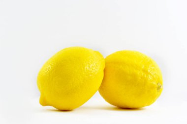 limon dilimi kırpma yolu olan beyaz bir arkaplanda izole edilmiş.