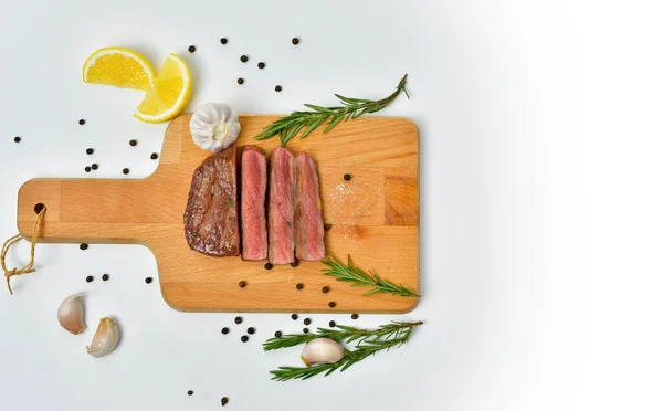 Bistecca Grigliata Media Rara Affettata Tavola Legno Con Rosmarino — Foto Stock