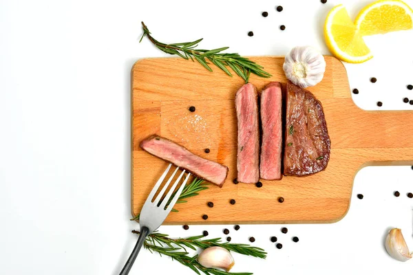 Közepesen Szeletelt Ritka Grillezett Steak Rozmaringos Falemezen — Stock Fotó