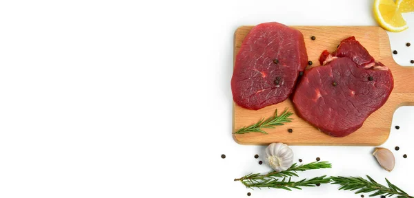 Két Nyers Steak Egy Fórumon Citrommal Borssal Fokhagymával Rozmaringgal Készített — Stock Fotó
