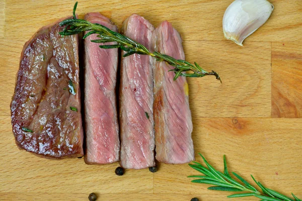 Close Bife Grelhado Médio Fatiado Tábua Madeira Com Alho Pimenta — Fotografia de Stock