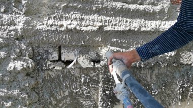 Tatlı pastel gökyüzü ve beyaz bulutlar arka planda.