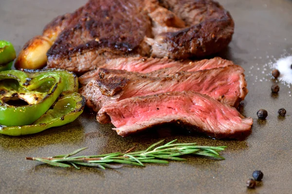 Közelkép Közepes Szeletelt Ritka Grillezett Steak Fából Készült Fórumon Fokhagymával — Stock Fotó