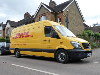 DHL Mercedes Sprinter dağıtım minibüsü. DHL teslimat hizmeti veren uluslararası bir şirket..