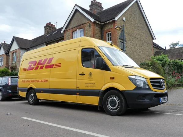 Dhl奔驰Sprinter送货车 Dhl是一家提供送货服务的国际公司 — 图库照片