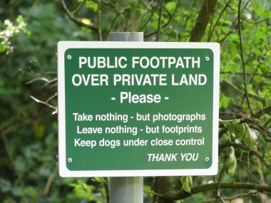 Özel arazi üzerinde halka açık patika yazıyor. Lütfen fotoğraflardan başka bir şey almayın, ayak izlerinden başka bir şey bırakmayın. Köpekleri yakından kontrol altında tutun.