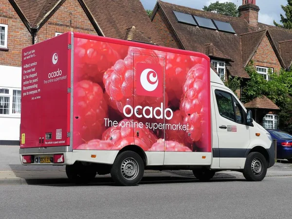 Ocado Furgoneta Reparto Domiciliario Suministrando Comestibles Durante Pandemia Del Coronavirus —  Fotos de Stock