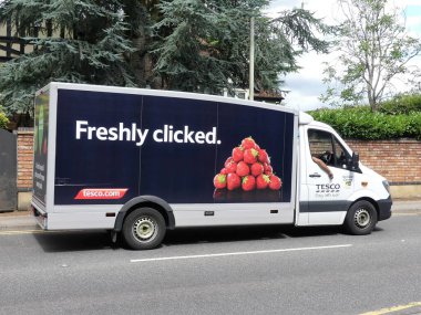 Tesco, Coronavirus (COVID-19) küresel salgını sırasında yolda teslimat minibüsü