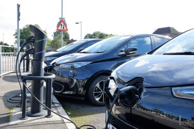 E-araba, Watford Belediye Binası otoparkındaki elektrik şarj noktalarında araç kiralıyor.