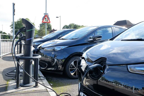E-araba, Watford Belediye Binası otoparkındaki elektrik şarj noktalarında araç kiralıyor.