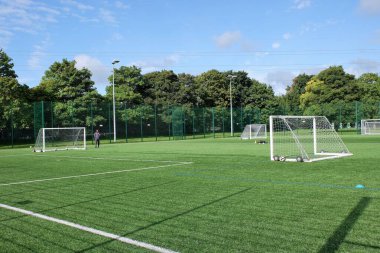 Sloodlit all-weather 3G yapay çim futbol sahası, Meriden Community Centre, Watford