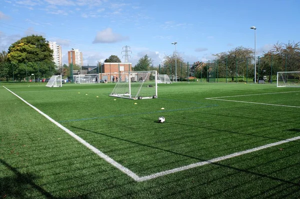 Sloodlit all-weather 3G yapay çim futbol sahası, Meriden Community Centre, Watford