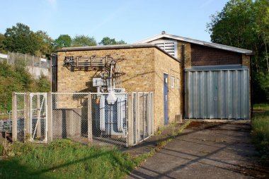 Hertfordshire, İngiltere 'deki Chorleywood İstasyonu' ndaki demiryolu elektrik alt istasyonu.