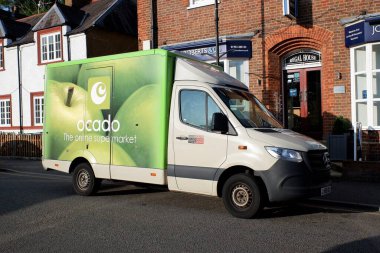 Coronavirus salgını sırasında bakkaliye tedarik eden Ocado minibüsü.