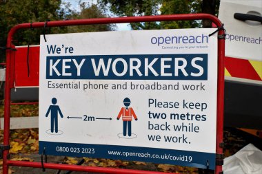 BT Openreach tabelasına göre bizler anahtar işçiler, temel telefon ve geniş bant işleriyiz. Lütfen çalışırken iki metre geride durun.