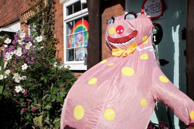 Bay Blobby 'nin korkuluğu. Bay Blobby, Noel 'in Ev Partisi' nde BBC TV programında yer alan bir karakter..