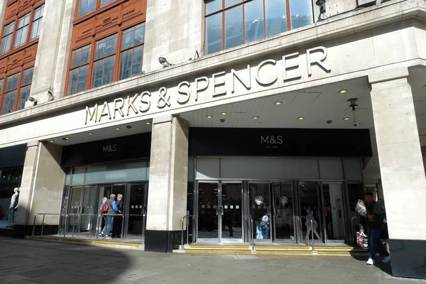 Marks ve Spencer yiyecek ve ev eşyaları mağazası 458 Oxford Caddesi, Londra 'da, Marble Arch yakınlarında bulunabilir.