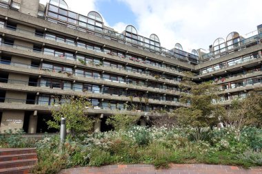 John Trundle Court, Londra 'daki Barbican Malikanesi' nin bir parçası. Vahşi mimarinin yer aldığı bu konut bloğu 1972 'de tamamlandı..