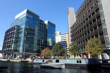 Londra 'nın merkezindeki Paddington Havza Kanalı' na bitişik modern ofis inşaatı