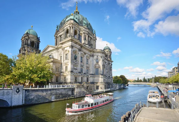 柏林大教堂 Berliner Dom 德国柏林 斯普雷河两岸大教堂的后视镜 乘坐客船 — 图库照片