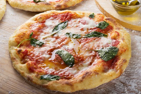 Pizza Margherita Appena Sfornata Tagliere Legno Infarinato Primo Piano — Foto Stock