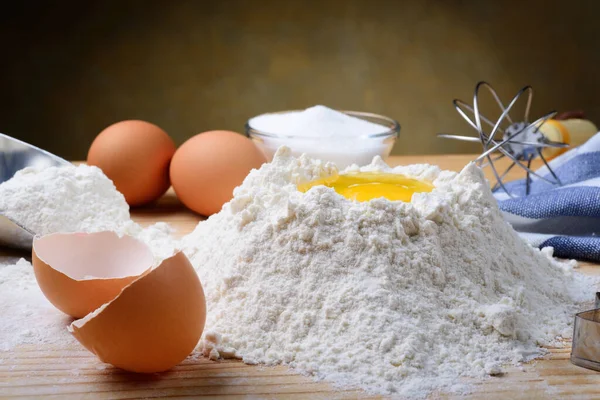 Cozimento Bolos Ingredientes Tabuleiro Pastelaria Farinha Ovos Açúcar — Fotografia de Stock