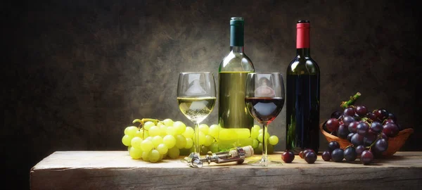 Vinho Tinto Branco Com Cachos Uvas Velha Mesa Madeira Espaço — Fotografia de Stock