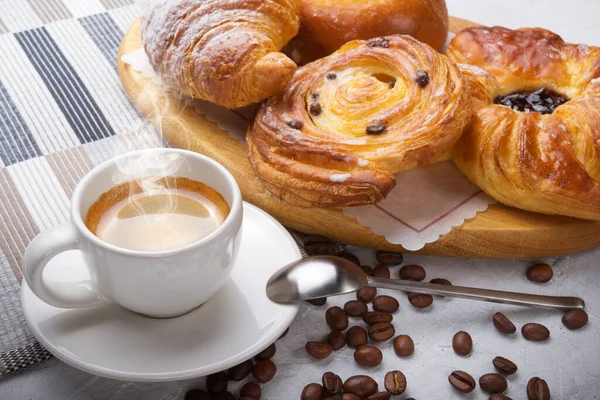 Buharlı espresso fincanı, kahve çekirdekleri ve briç..