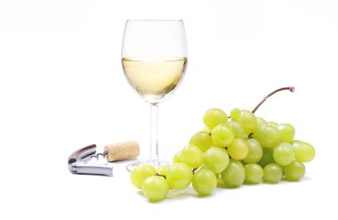 Beyaz zemin üzerinde üzüm ve tirbuşon bulunan beyaz şarap kadehi..