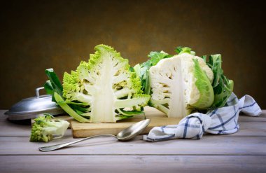 Karnabahar ve Romanesco brokoli bağbozumunda.