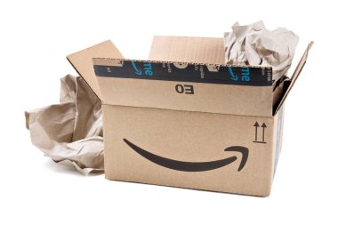 Amazon Prime karton kutusu beyaz arkaplanda izole edilmiş ambalaj kağıdı ile açık.