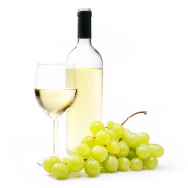 Beyaz arka planda izole edilmiş üzümler ve bir şişe beyaz şarap..
