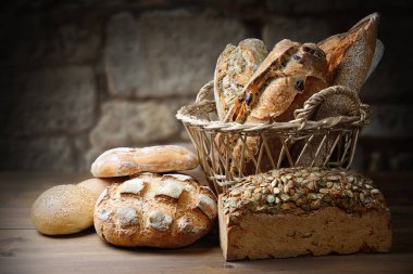 Tahta masanın üzerine ahşap ateşlenmiş geleneksel ekmek kırsal ortamda, kopyalama alanı.