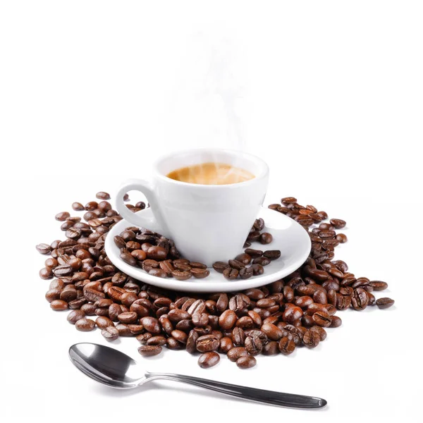 用勺子和咖啡豆与白色背景隔离的咖啡杯 — 图库照片