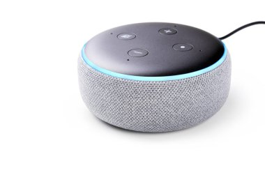 Amazon Yankı Noktası 3 beyaz arkaplanda izole.