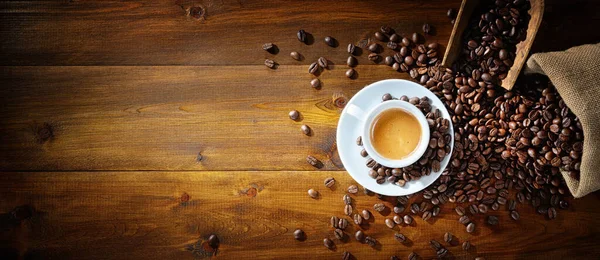 Espressotasse Und Kaffeebohnen Mit Schaufel Und Jutebeutel Auf Holzgrund Draufsicht — Stockfoto