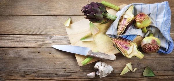 Alcachofas Espinosas Moradas Con Ajo Cuchillo Tabla Cortar Sobre Fondo Imágenes De Stock Sin Royalties Gratis