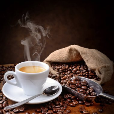 Köy ortamında kepçeli espresso kahvesi, jute sack ve kahve çekirdekleri, mesaj için yer...
